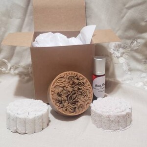 Spa Gift Set 1 bath bombs, 1 bar of soap and 1 oil roller + handwritten wax sealed card.