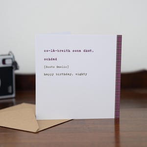 TARJETA FELIZ CUMPLEAÑOS 80 · Tarjeta gaélica escocesa · co-là-breith sona dhut, ochdad · Tarjeta de cumpleaños número 80 en blanco · Regalo escocés