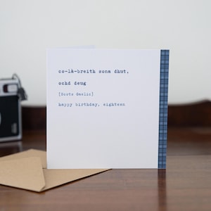 TARJETA FELIZ CUMPLEAÑOS 18 · Tarjeta gaélica escocesa · co-là-breith sona dhut, ochd deug · Tarjeta de cumpleaños número 18 en blanco · Regalo escocés