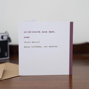 TARJETA FELIZ CUMPLEAÑOS 100 · Tarjeta gaélica escocesa · co-là-breith sona dhut, ceud · Tarjeta de cumpleaños número 100 en blanco · Regalo escocés