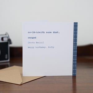 TARJETA FELIZ CUMPLEAÑOS 50 · Tarjeta gaélica escocesa · co-là-breith sona dhut, caogad · Tarjeta de cumpleaños número 50 en blanco · Regalo escocés