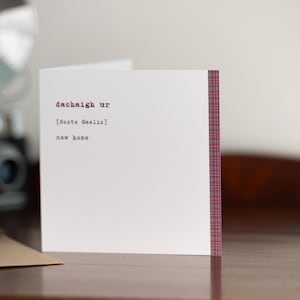 Tarjeta NUEVO HOGAR · Tarjeta en gaélico escocés con sobre · dachaigh ur · Tarjeta de felicitación en blanco · Regalo escocés