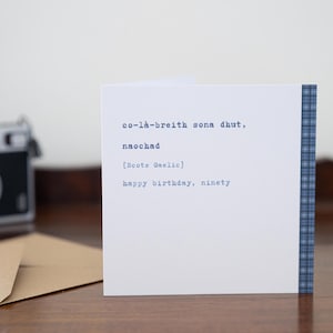TARJETA FELIZ CUMPLEAÑOS 90 · Tarjeta gaélica escocesa · co-là-breith sona dhut, naochad · Tarjeta de cumpleaños número 90 en blanco · Regalo escocés