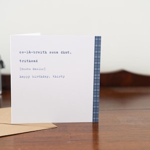 TARJETA FELIZ CUMPLEAÑOS 30 · Tarjeta gaélica escocesa · co-là-breith sona dhut, trithead · Tarjeta de cumpleaños número 30 en blanco · Regalo escocés