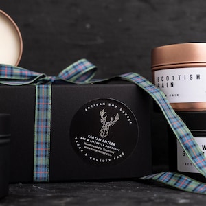Schotse kaars geschenkdoos • Sojawaskaarsen • Luxe • Flower of Scotland-lint • Handgemaakt Schotland