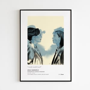 Könnte beinhalten: Gerahmter Kunstdruck mit einem Porträt von zwei Frauen, die sich gegenüberstehen. Die Kunst in Blau- und Grautönen zeigt den Text "I would wouldn't you?" und "AVA DANIELS". Der Druck ist in einem schwarzen Rahmen.