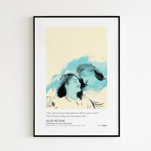 Peut inclure: Impression d'art encadrée avec une illustration stylisée de deux femmes en bleu et noir sur un fond crème. Le texte inclus : « Hé, saviez-vous que les hippocampes aiment nager par paires ? Ils se lient la queue pour ne pas se perdre. »