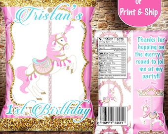 Puede incluir: Una bolsa de regalo de fiesta rosa y dorada con un diseño de caballo de carrusel y el texto "Tristan's 1st Birthday". La bolsa tiene una etiqueta de información nutricional con una lista humorística de ingredientes "divertidos" como "pastel y helado" y "risa".