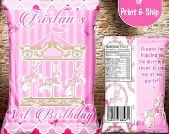 Puede incluir: Una bolsa de patatas fritas rosa y dorada con temática de carrusel con el texto "Tristan's 1st Birthday" y una etiqueta de información nutricional que dice "¡Gracias por subir al tiovivo para unirte a mi fiesta!!".