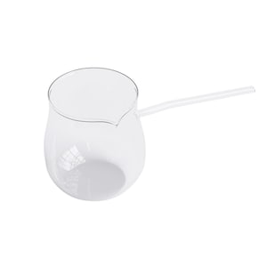 Puede incluir: Una cafetera turca de vidrio transparente con un mango largo y delgado. La cafetera tiene un cuerpo redondeado y un pico vertedor. El mango se extiende horizontalmente desde el lateral. Diseñada para preparar café.