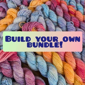 Puede incluir: Una variedad de ovillos de lana de colores en tonos azules, rosas, naranjas y amarillos. El texto "BUILD YOUR OWN BUNDLE!" se muestra en una pancarta.