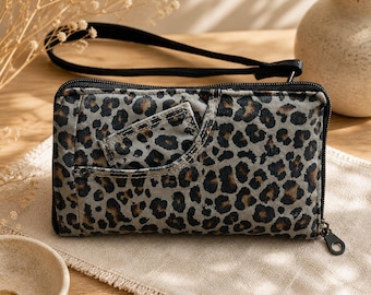 Cartera de mano de mezclilla reciclada con estampado de leopardo, ideal para viajes, como bolso para teléfono y pasaporte, bandolera o bolso de noche con bolsillo para monedas y cremallera.