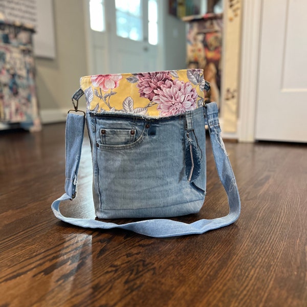 Umhängetasche mit Nachhaltigkeitsgarantie, hellblauer Denim Delight, Upcycling aus Jeans, handgemacht, viele Innen- und Außentaschen, komplett gefüttert