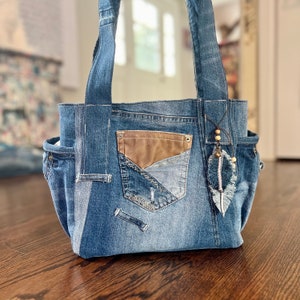 Tote from vintage Jeans, medium size denim shopper with fun features on pockets, all used Fabric, Sustainable, Produced with Zero Waste