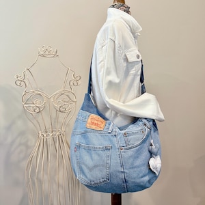 Bolso bandolera Levi's estilo hobo, bolso de mano de mezclilla reciclada con efecto desgastado, bolso de hombro mediano, bolso de mezclilla ecológico, estilo bohemio.