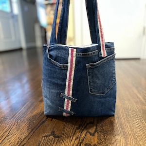 Upcycled denim crossbodytas: handgemaakte jeansportemonnee in bohostijl