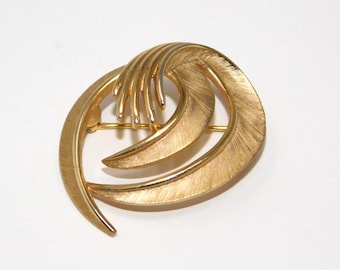 Vintage Crown TRIFARI Brushed Gold Tone Curled Leaf Spray Floral Brooch
