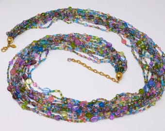 Collar vintage JOAN RIVERS de cuentas de cristal checo en tonos pastel con múltiples hebras y bolsa.