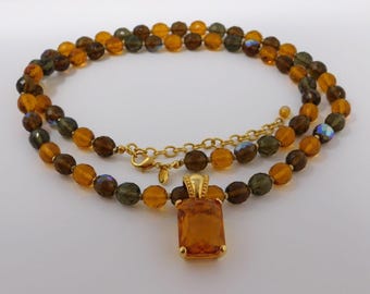 Collar de cuentas de vidrio ámbar AB de JOAN RIVERS en tonos tierra otoñales con colgante realzador.