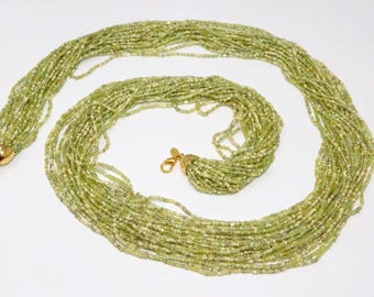 Collar vintage JOAN RIVERS de múltiples hilos con cuentas de vidrio verde y diseño Torsade, con bolsa.