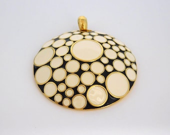 Colgante de collar vintage de JOAN RIVERS con disco redondo abovedado en negro y crema.