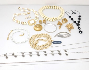 Lote de joyas vintage firmadas por TRIFARI con corona Trifari