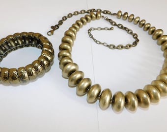Lote de collar y pulsera elástica vintage de cuentas de disco graduadas en tono latón de JOAN RIVERS