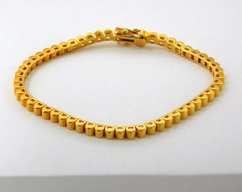 Pulsera de tenis vintage JOAN RIVERS acanalada en tono dorado de 8 pulgadas con cierre.