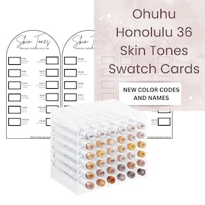 Op de afbeelding: Een witte keramische mok met een zwarte handgreep en de tekst "But First, Coffee" in een handschriftstijl. De mok staat op een wit oppervlak. De mok is 10 cm hoog.