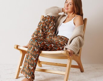 Calça de pijama feminina com estampa floral de insetos estilo boho, conjunto de pijama combinando para usar em casa.
