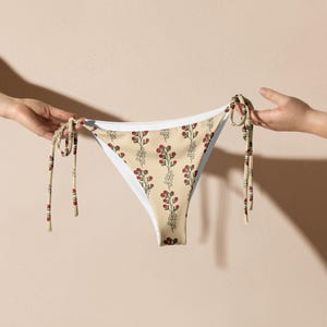 Braguita de bikini de hilo reciclado con flores: Trajes de baño bohemios sostenibles