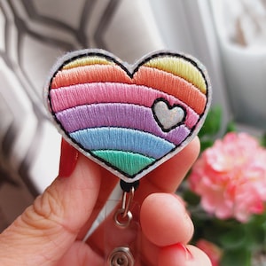 Porta credencial retráctil con bordado de corazón y arcoíris