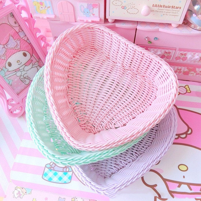 23.5cm Heart shaped small plastic basket 23.5cm Heart shaped small plastic basket