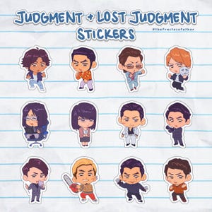 Puede incluir: Una hoja de pegatinas con ilustraciones de estilo chibi de personajes de los videojuegos "Judgment" y "Lost Judgment". Las pegatinas incluyen varios personajes en diferentes poses y atuendos, con los títulos de los juegos escritos en la parte superior.