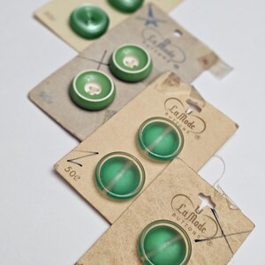 Botões La Mode Vintage em Cartão Verde Variedade 8 Botões Mod Retro Botões de Haste do Japão