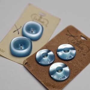 Botões Vintage La Mode em Cartão Azul Claro Perolado Cor 2 Botões de Furo Japão Mod Retro