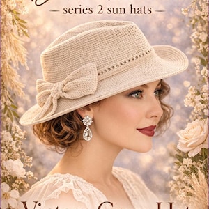 Può includere: Cappello da sole beige con fiocco, parte della serie 2 Boho Devine. Il cappello è etichettato "Vintage Grace Hat" ed è circondato da elementi floreali. L'immagine include anche le informazioni sul copyright.