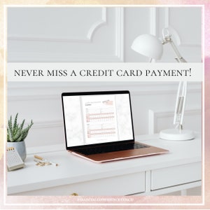 Pode incluir: Um computador port&aacute;til exibindo um modelo digital de rastreamento de pagamentos com cart&atilde;o de cr&eacute;dito na tela. O texto NEVER MISS A CREDIT CARD PAYMENT! &eacute; vis&iacute;vel acima do port&aacute;til. O dispositivo est&aacute; sobre uma mesa branca com uma suculenta.
