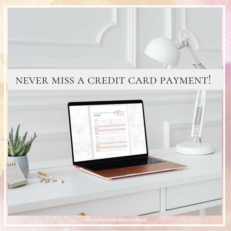 Pode incluir: Um computador port&aacute;til exibindo um modelo digital de rastreamento de pagamentos com cart&atilde;o de cr&eacute;dito na tela. O texto NEVER MISS A CREDIT CARD PAYMENT! &eacute; vis&iacute;vel acima do port&aacute;til. O dispositivo est&aacute; sobre uma mesa branca com uma suculenta.