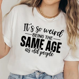 é estranho ter a mesma idade que pessoas mais velhas Svg, Png, Dxf, arquivos de corte para cricut, arquivos de corte para silhouette, svg engraçado, svg de mãe para camisetas, para homens