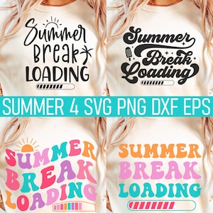 Op de afbeelding: Vier crèmekleurige t-shirts met de tekst "Summer Break Loading" in verschillende lettertypen en kleuren. De ontwerpen bevatten een zon, een palmboom en een laadbalk. De tekst "SUMMER 4 SVG PNG DXF EPS" wordt eronder weergegeven.