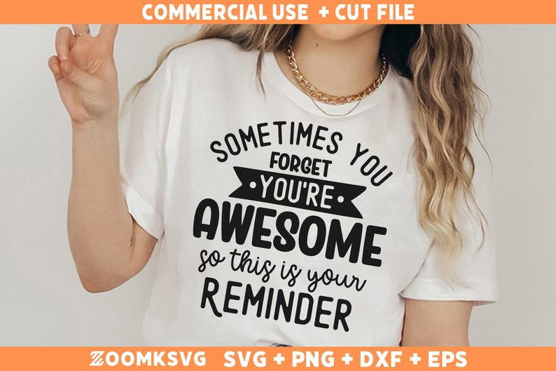 Op de afbeelding: Wit T-shirt met zwarte tekst die luidt: "Soms vergeet je dat je geweldig bent, dus dit is een herinnering".
