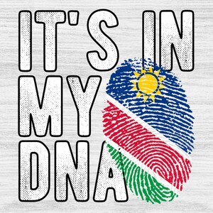 Peut inclure: Fond blanc en bois avec le texte "IT'S IN MY DNA" en gras, avec un effet vieilli. Un motif d'empreinte digitale intègre les couleurs du drapeau namibien : bleu, rouge, vert et jaune, symbolisant le patrimoine et la fierté nationale.
