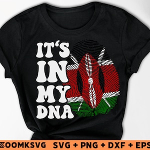 Può includere: Maglietta nera con testo bianco che recita "It's in my DNA" e un design di impronta digitale con i colori della bandiera del Kenya.