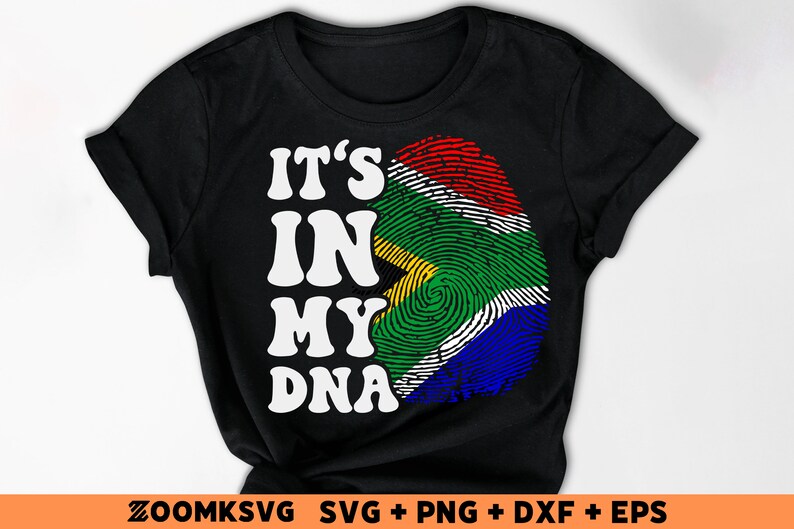Pu&ograve; includere: Maglietta nera con una grafica bianca che dice "It's in my DNA" e un design di impronta digitale con i colori della bandiera sudafricana.