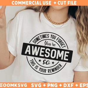 Op de afbeelding: Wit T-shirt met een zwart-witte afbeelding met de tekst "Soms vergeet je dat je geweldig bent. Dit is een herinnering."