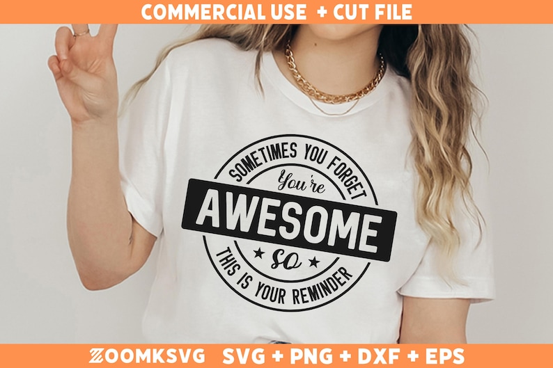 Op de afbeelding: Wit T-shirt met een zwart-witte afbeelding met de tekst "Soms vergeet je dat je geweldig bent. Dit is een herinnering."