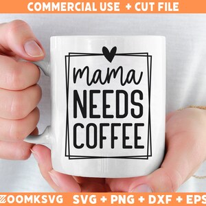 Pode incluir: Caneca de cer&acirc;mica branca com texto preto que diz "mama needs coffee" dentro de uma moldura dupla preta. Um pequeno cora&ccedil;&atilde;o preto est&aacute; acima do texto.