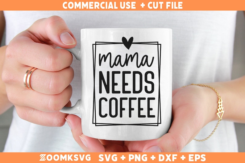Pode incluir: Caneca de cer&acirc;mica branca com texto preto que diz "mama needs coffee" dentro de uma moldura dupla preta. Um pequeno cora&ccedil;&atilde;o preto est&aacute; acima do texto.