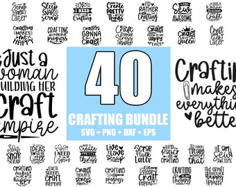 Könnte beinhalten: Eine blaue und weiße Grafik mit dem Text "40 Crafting Bundle SVG + PNG + DXF + EPS" und 40 verschiedenen Bastelsprüchen in schwarzem Text.